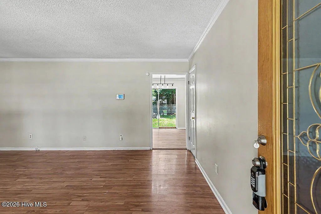 3 bed, 2.0 bath, 1527 sqft, $1,700 — Photo 3