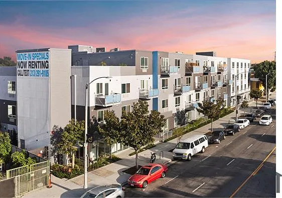 4252 Crenshaw Blvd — Photo 2