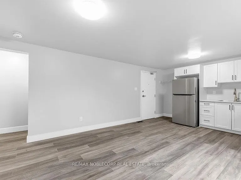 59 Scott Cres #LOWER — Photo 1