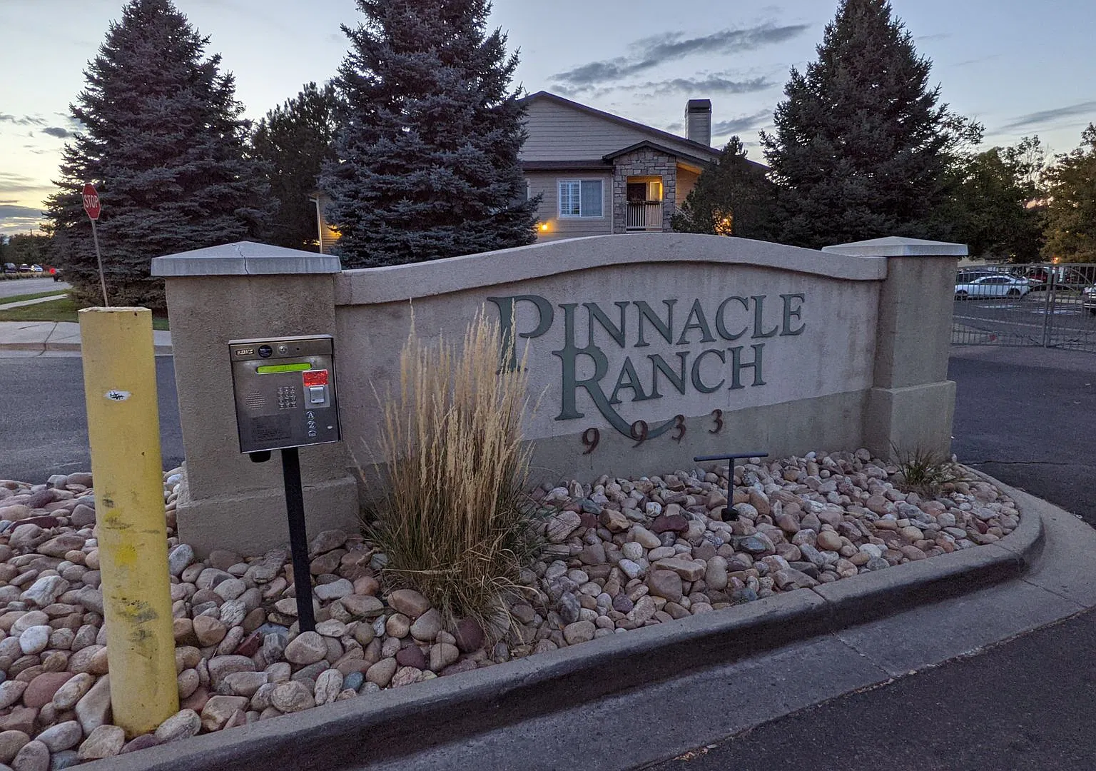Awesome 2-Bedroom Condo Incl. Garage, Swimming Pool, Washer & Dryer! — Photo 4