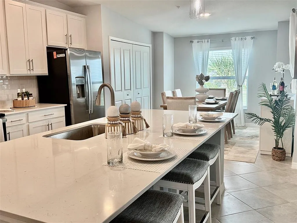 2 bed, 2.0 bath, 1366 sqft, $4,000 — Photo 2