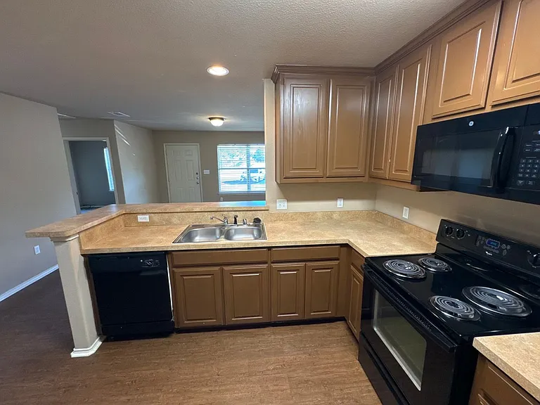 2725 Lovers Ln — Photo 12