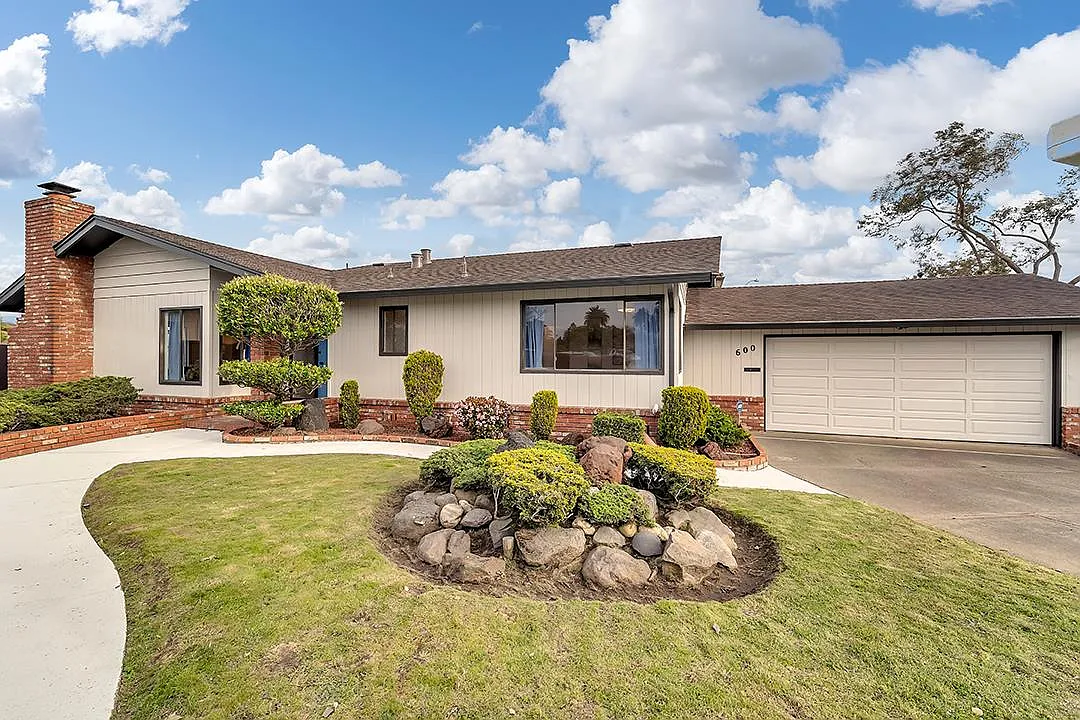 600 Grand St photo 1