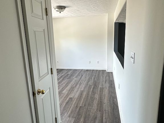 way to flex room/ office room/possibly 4th bed room