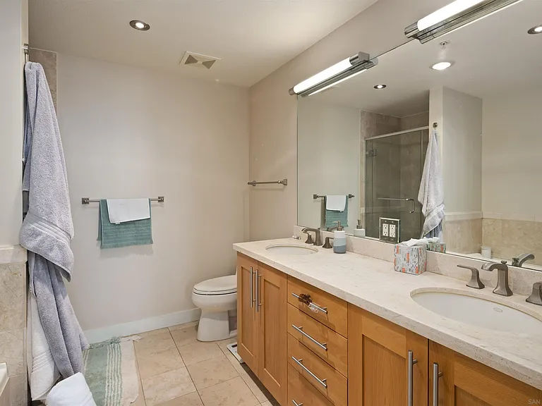 700 W East St #1303 — Photo 10