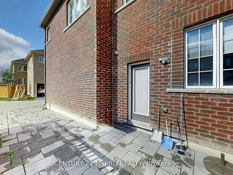 13 N Rexford Dr — Photo 38