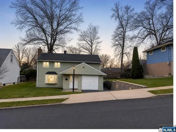 92 Grove St, Waldwick, NJ 07463