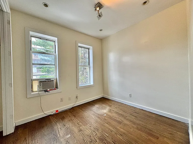 295 Maujer St #3L — Photo 4