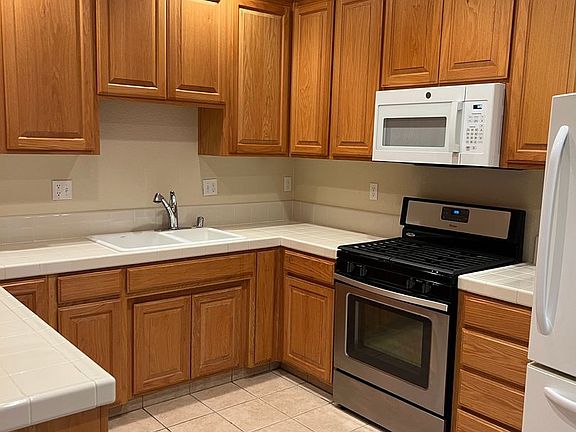 4th image of 952 Cherry Ln