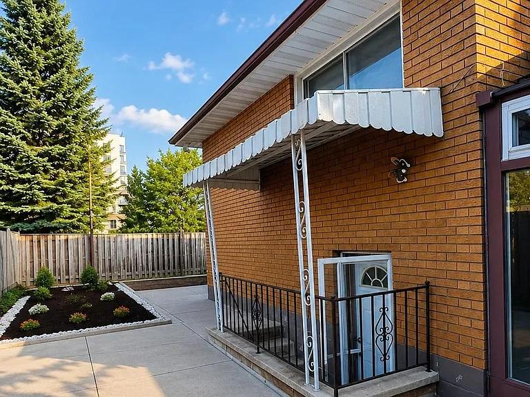 94 Victor Blvd — Photo 2