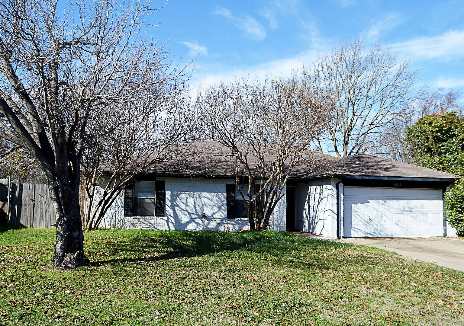 Charming 3/2 with Fireplace & Breakfast Bar - Minutes from I-20 — Photo 1