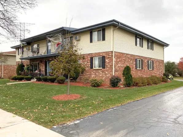 1118 Fleetfoot Dr, Waukesha, WI 53186