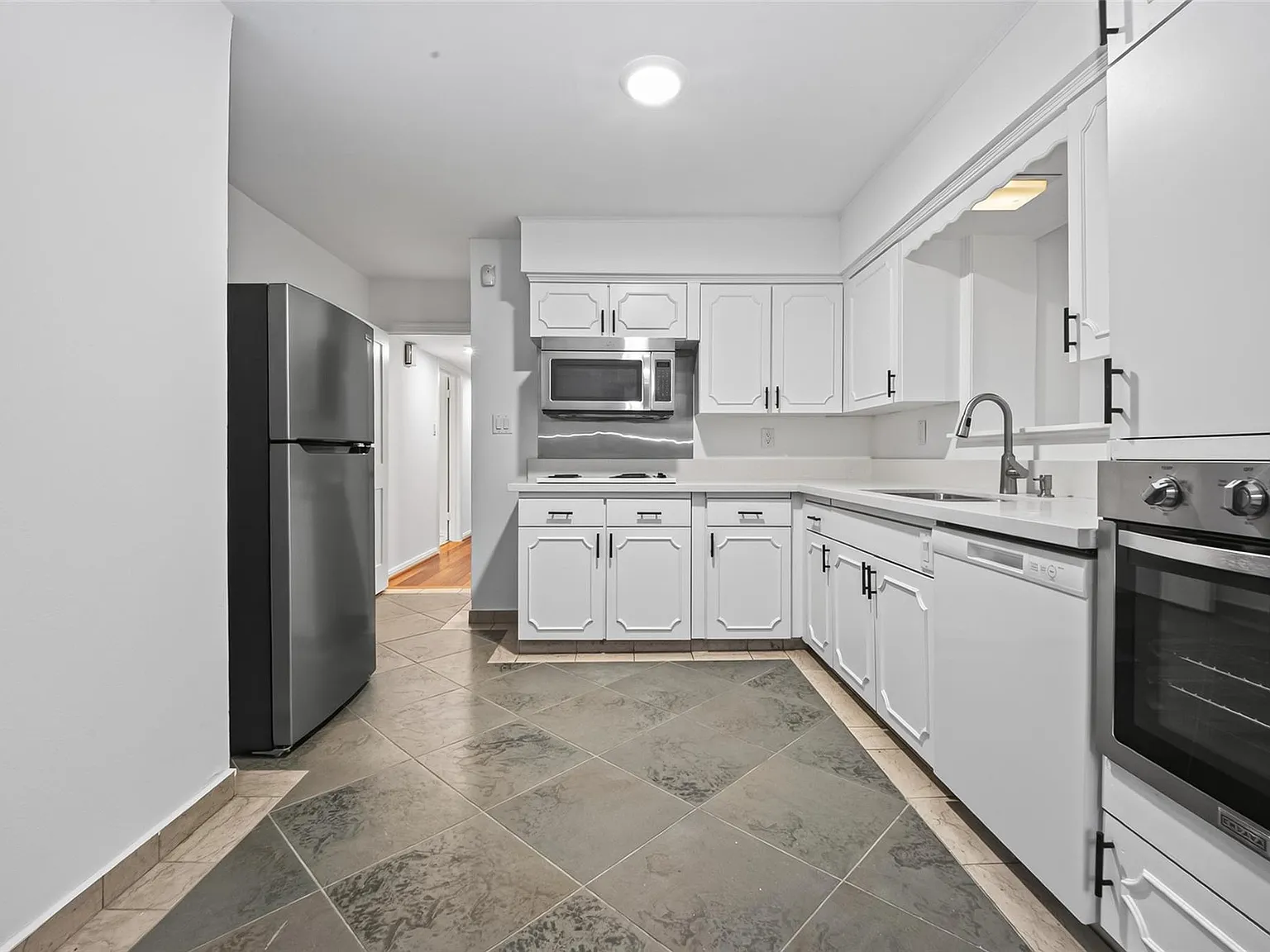 3 bed, 2.0 bath, 1761 sqft, $3,700 — Photo 3
