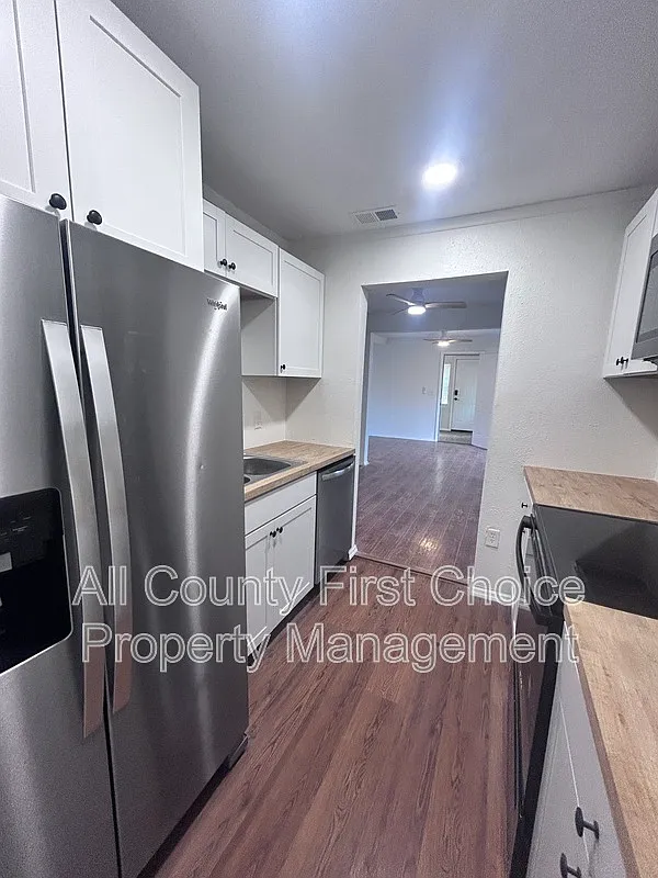 3 bed, 1.0 bath, 1100 sqft, $2,500 — Photo 2