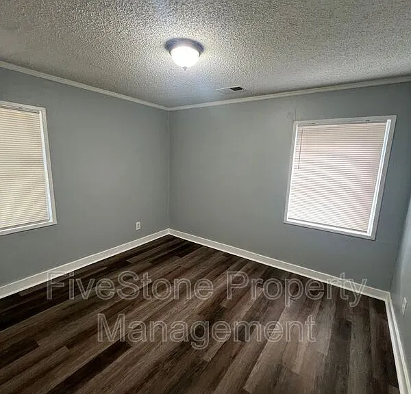 1300 Robin Hood Ln — Photo 12