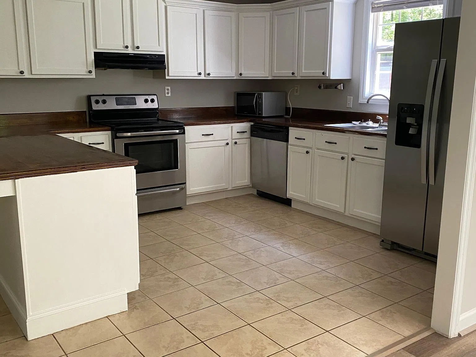 3 bed, 1.5 bath, 1620 sqft, $1,900 — Photo 3