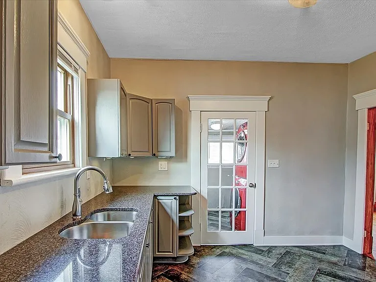 301 E Columbus St — Photo 17