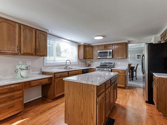 3rd image of 211 Farmington Dr