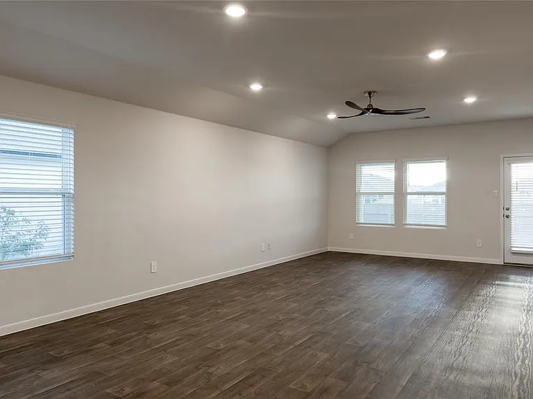 401 Abbey Ln — Photo 6