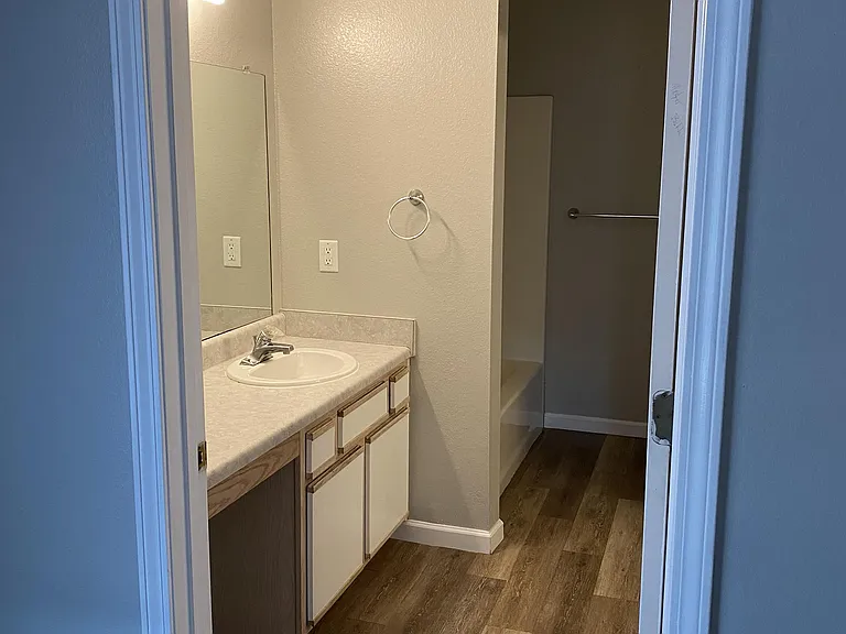 1350 Carlson Dr — Photo 3