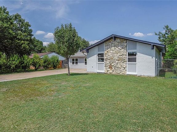 3rd image of 2212 Old Oaks Dr