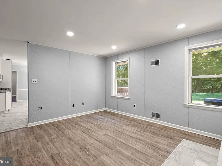 9409 Croom Acres Dr — Photo 11