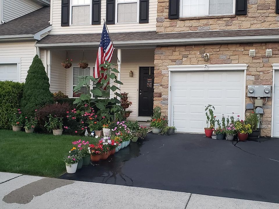 1st image of 25 Cobblestone Dr