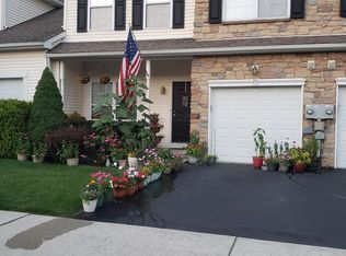 25 Cobblestone Dr, Easton, PA 18045