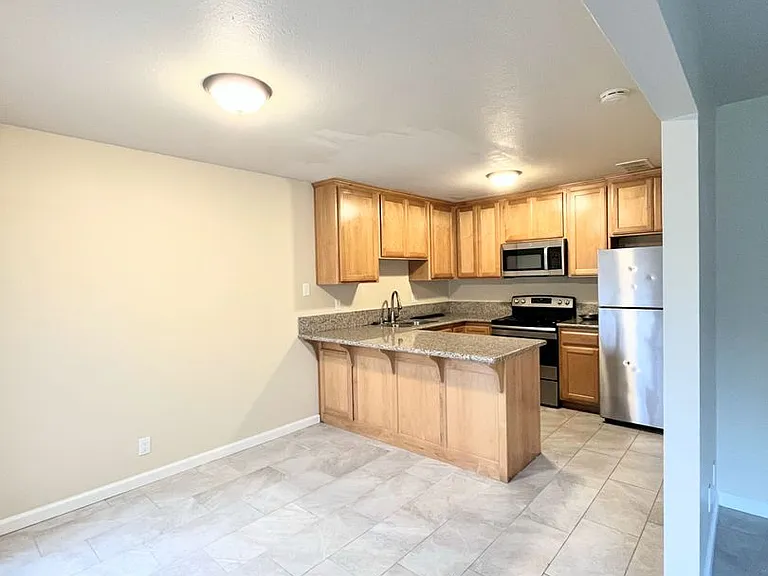 0750 - 50 Cameo Dr — Photo 5