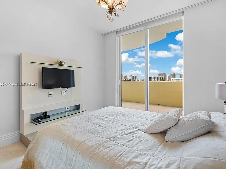 17875 Collins Ave #702 — Photo 32