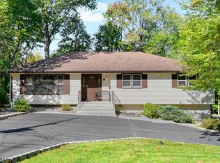 30 Shrewsbury Dr, Livingston, NJ 07039