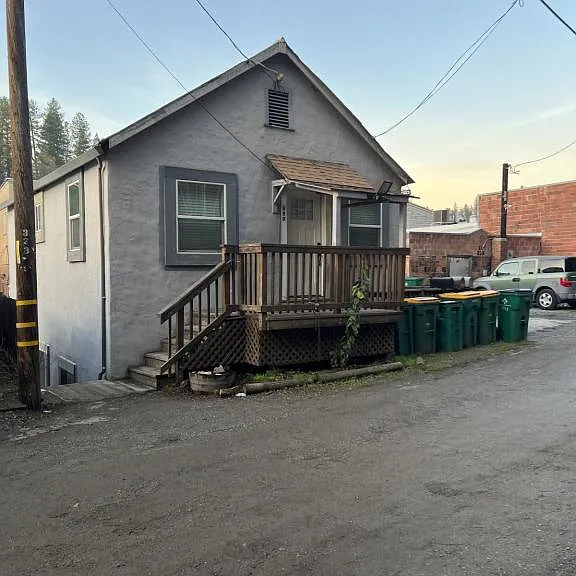 889 Reservoir St — Photo 1