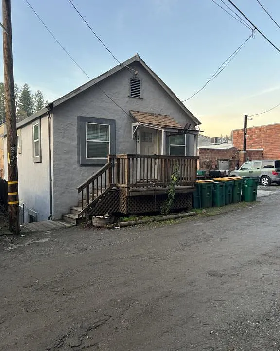 889 Reservoir St
