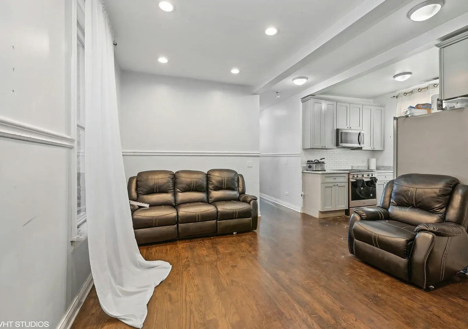 3 bed, 900 sqft, $1,790 — Photo 2