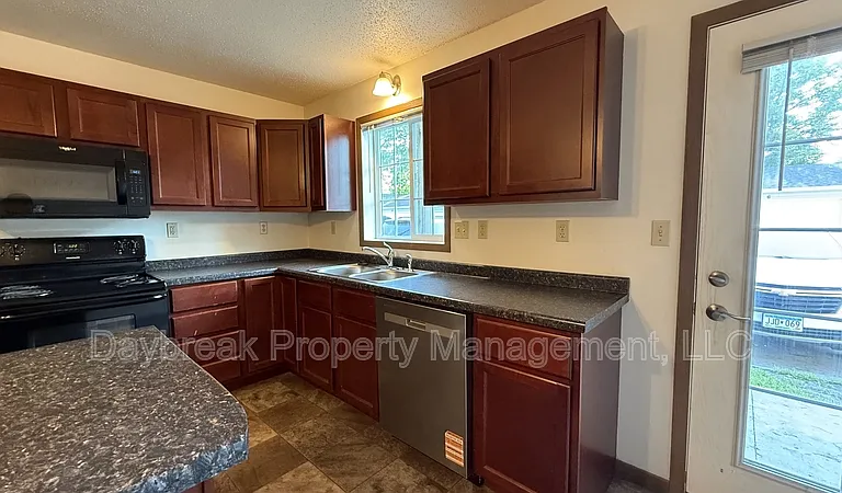 317 16th St S #4 — Photo 4