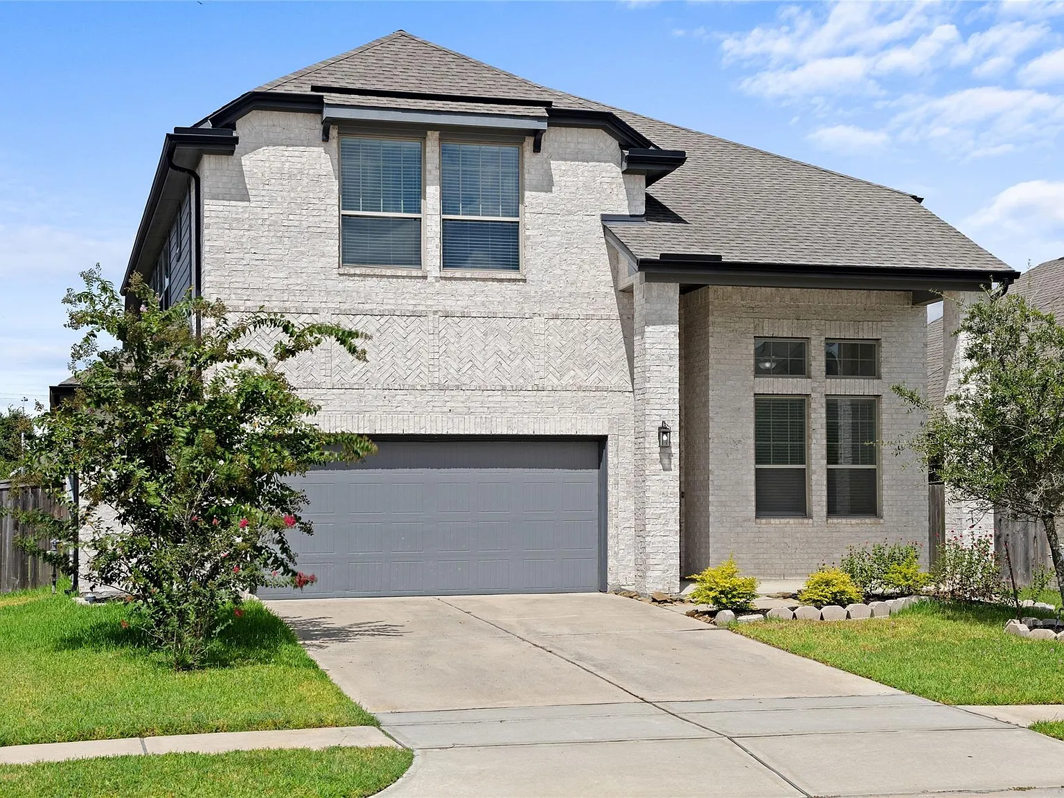 4 bed, 3.0 bath, 2683 sqft, $2,800 — Photo 2
