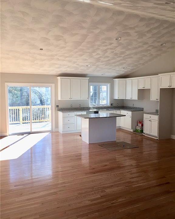 2nd image of 3 Oak Hill Dr