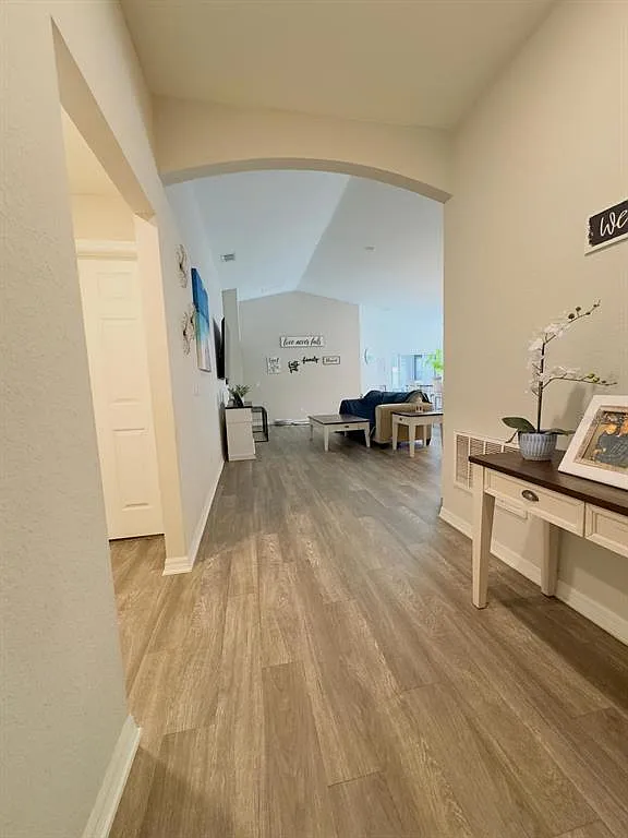 4 bed, 2.0 bath, 1825 sqft, $2,499 — Photo 3