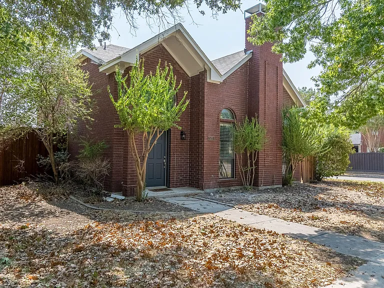 532 Lake Forest Dr — Photo 2