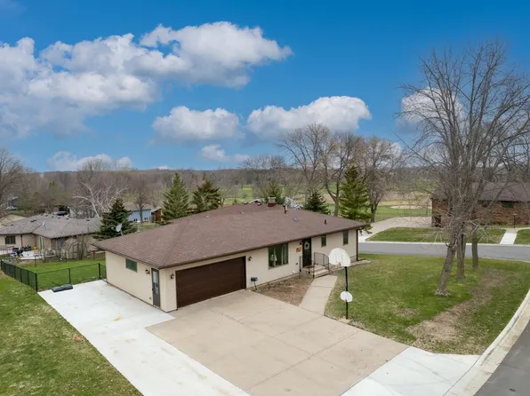 810 Hillcrest Dr, Montgomery, MN 56069