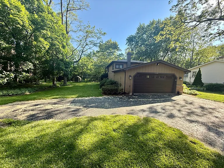 26W029 Hazel Ln — Photo 2