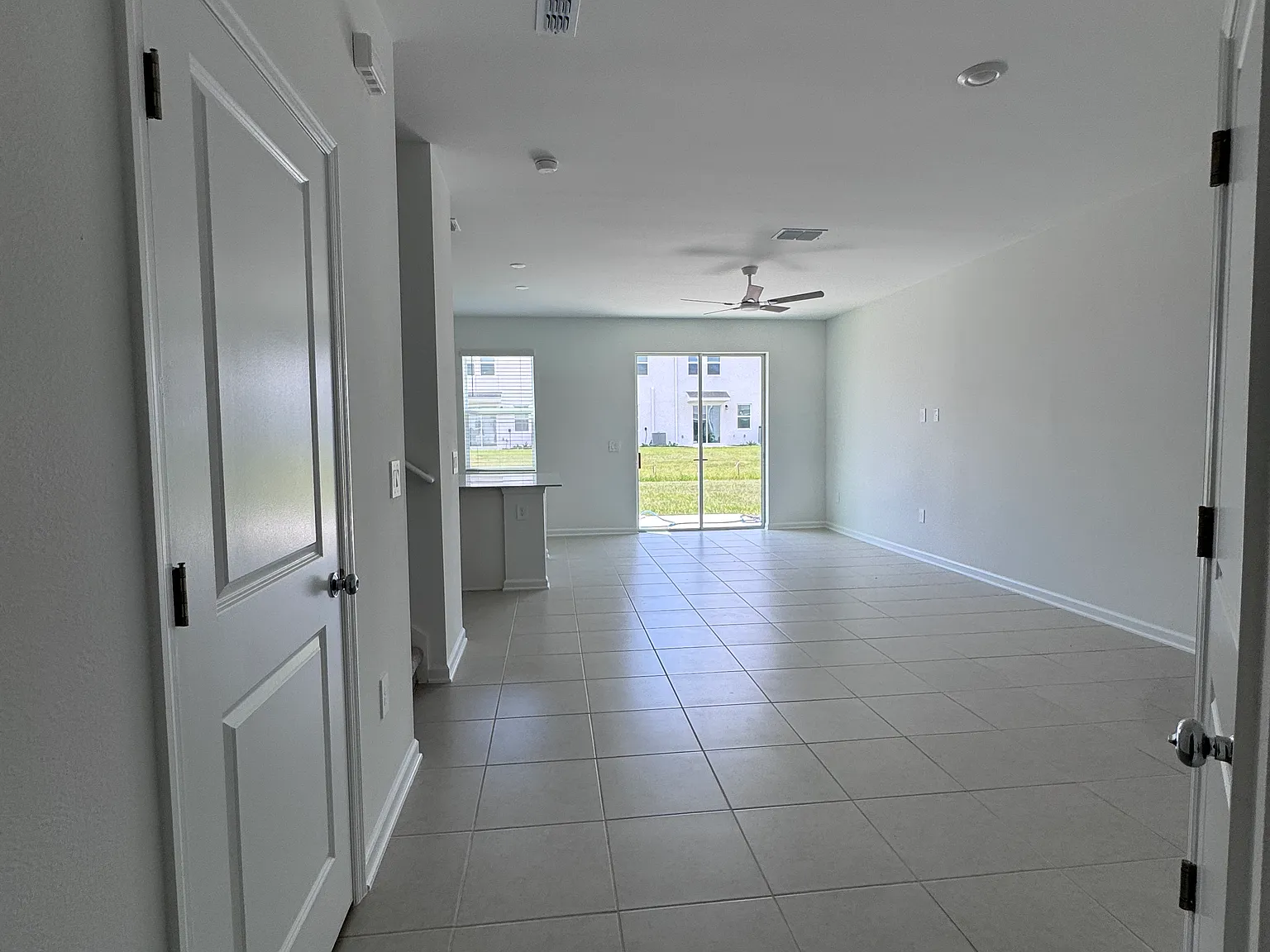 3 bed, 2.5 bath, 1689 sqft, $2,400 — Photo 3