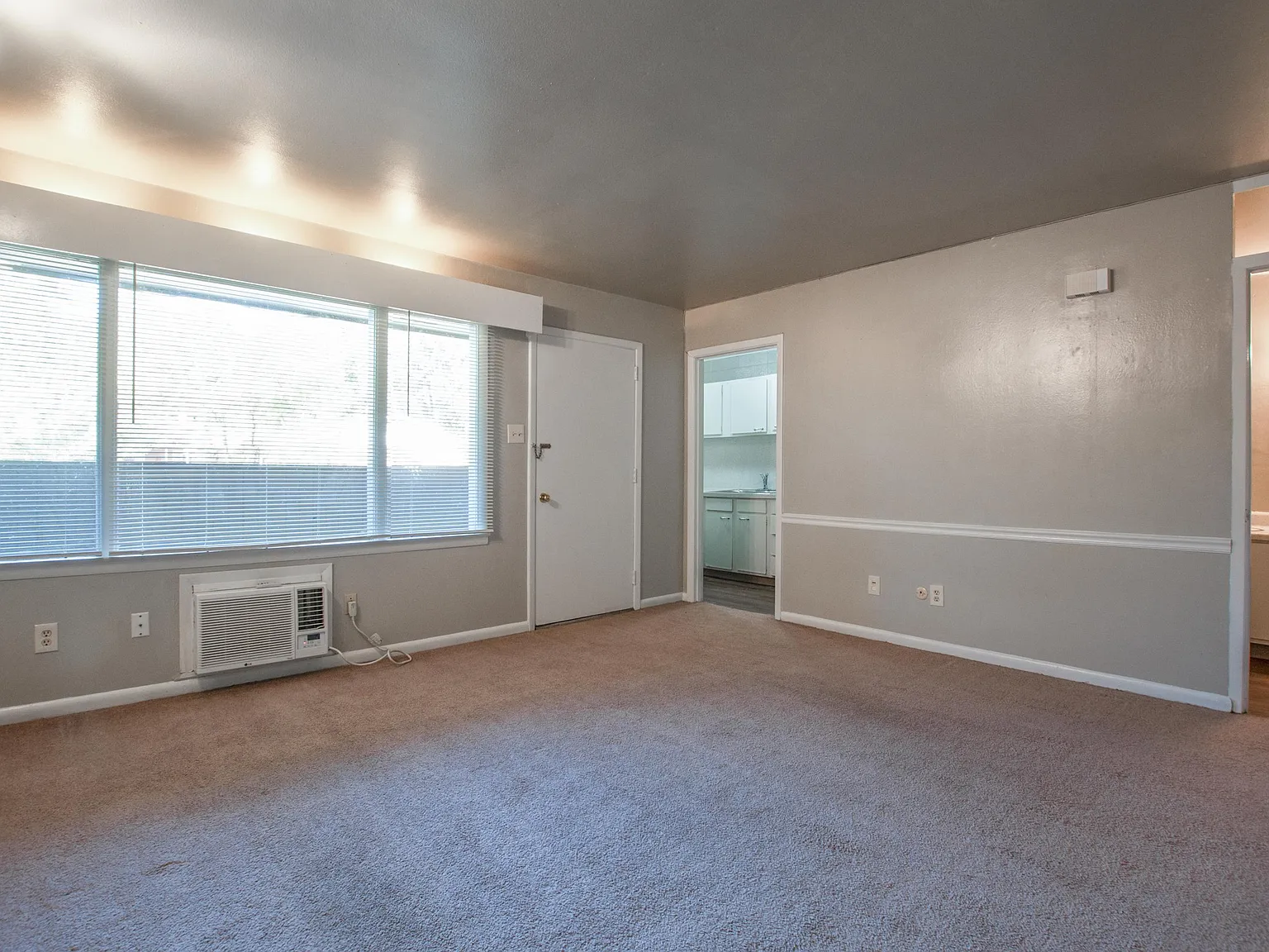 Studio, 1.0 bath, 550 sqft, $625 — Photo 2