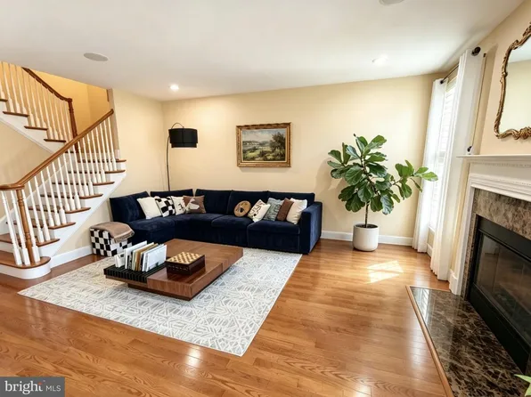 562 Farmdale Cir, Blue Bell, PA 19422