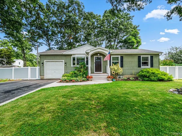 4 Coleman Avenue, Patchogue, NY 11772
