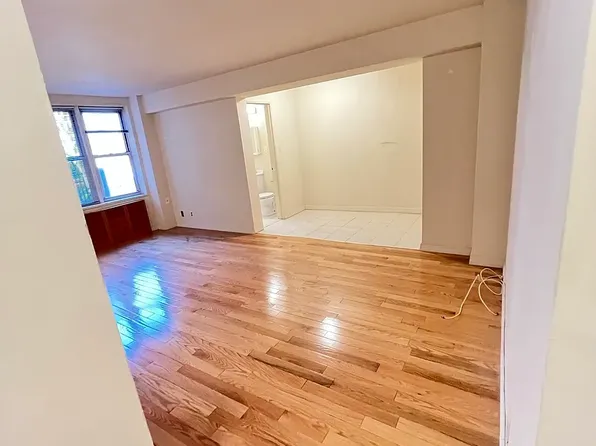 214 E 8th St #6S, Brooklyn, NY 11218