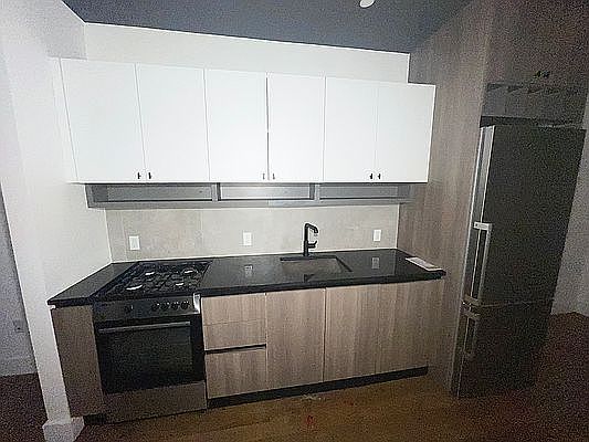 4th image of 235 Parkville Ave #6E
