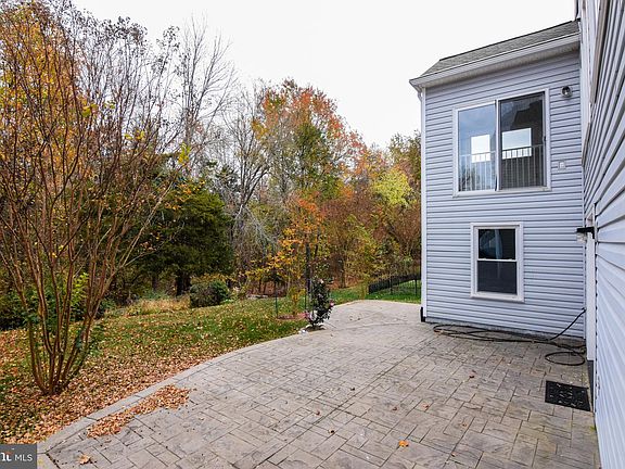3rd image of 348 Bridgewater Cir
