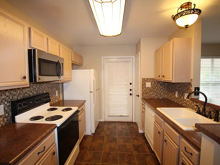 211 Willowbrook Ln — Photo 9