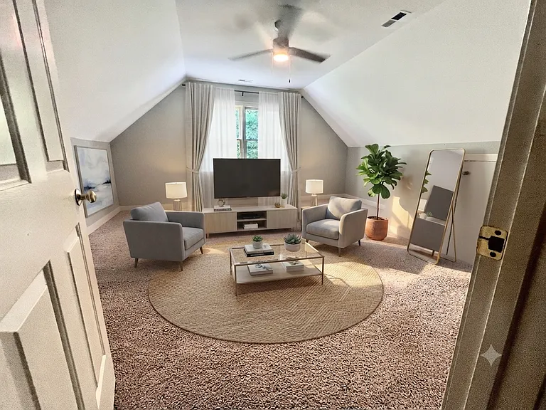 Large Bonus Room -on 3rd floor